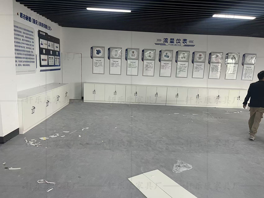 文件柜、落地矮柜、展示柜、重慶軒樂(lè)康家具廠(chǎng)專(zhuān)業(yè)生產(chǎn)定制各種辦公家具，做工精細(xì)、價(jià)格實(shí)惠公道、質(zhì)保五年、售后無(wú)憂(yōu)！